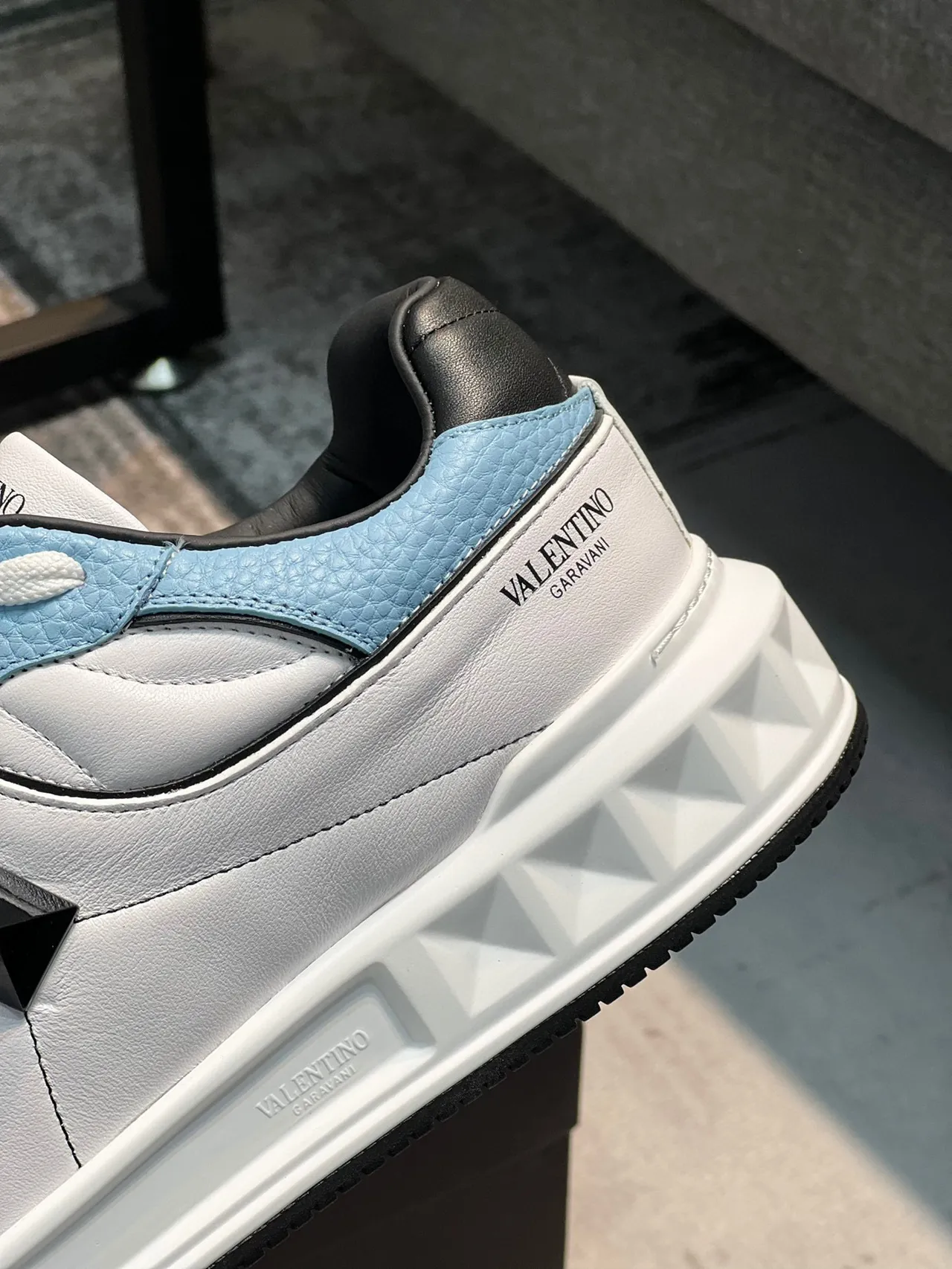 Valentino Rockstud Sneakers Chunky Bleu Clair et Blanc 8
