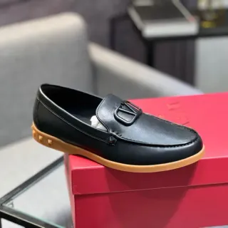 瓦伦蒂诺 Rockstud 乐福鞋 黑色米色皮革 VLOGO 扣 乐福鞋