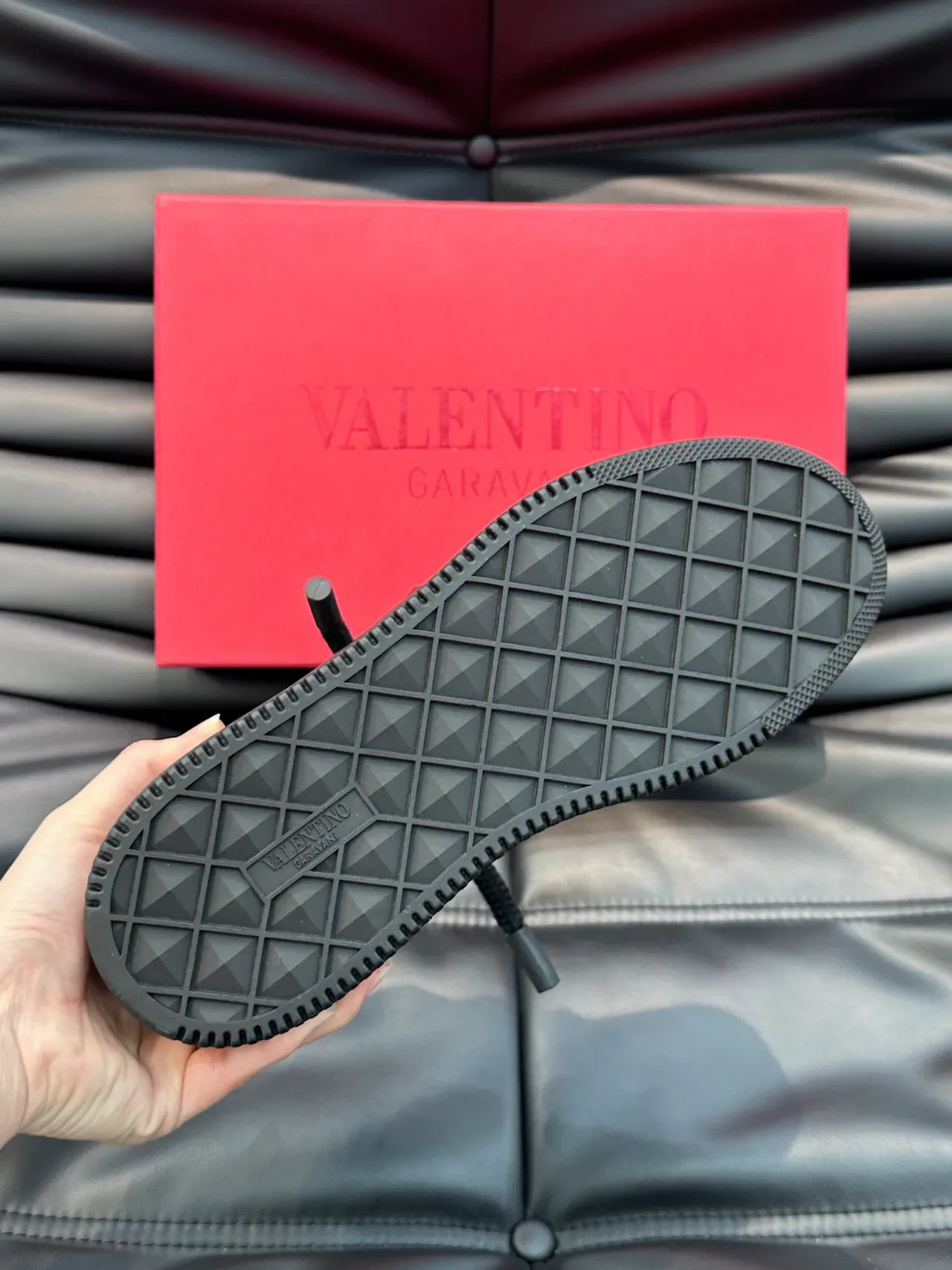 Valentino Rockstud একরঙা কালো লাইফস্টাইল স্নিকার 2