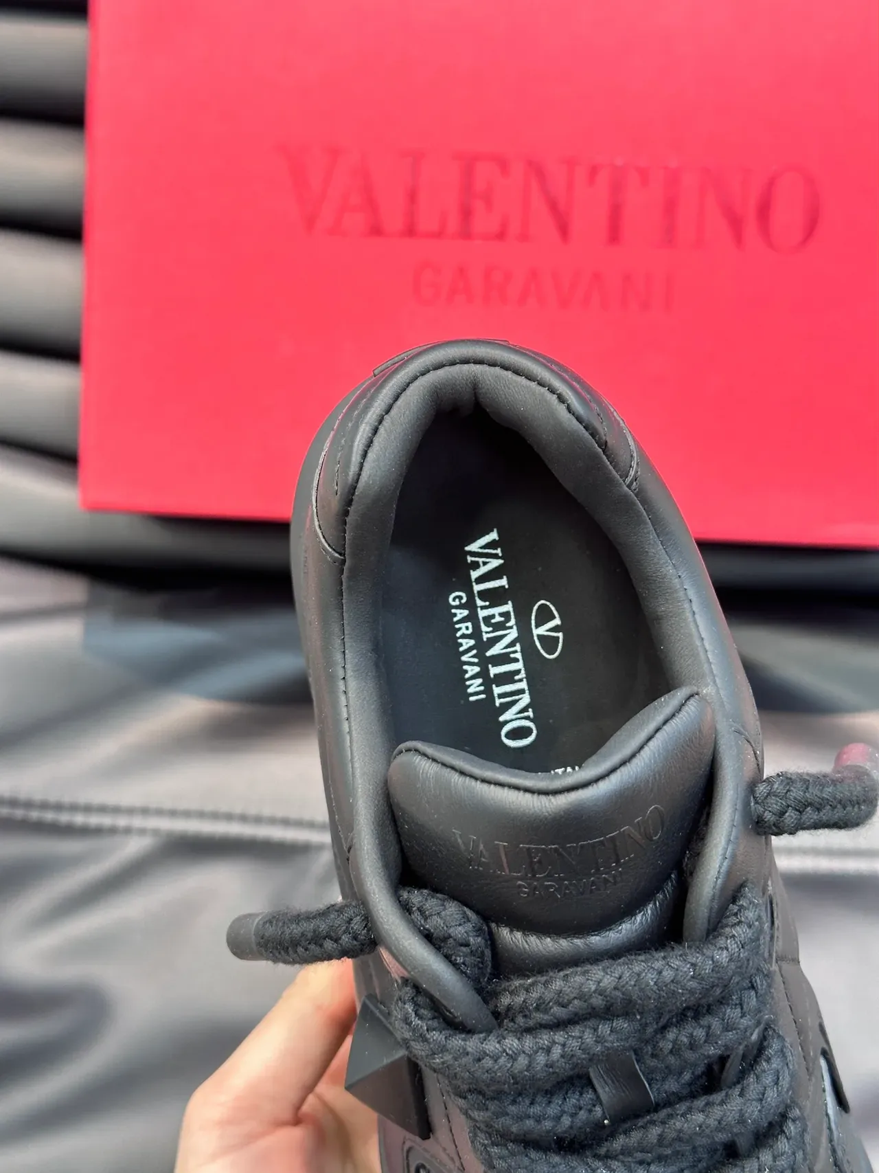 Valentino Rockstud একরঙা কালো লাইফস্টাইল স্নিকার 3