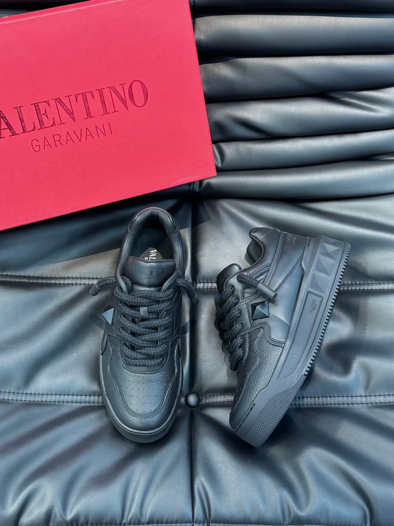 Valentino Rockstud একরঙা কালো লাইফস্টাইল স্নিকার 4
