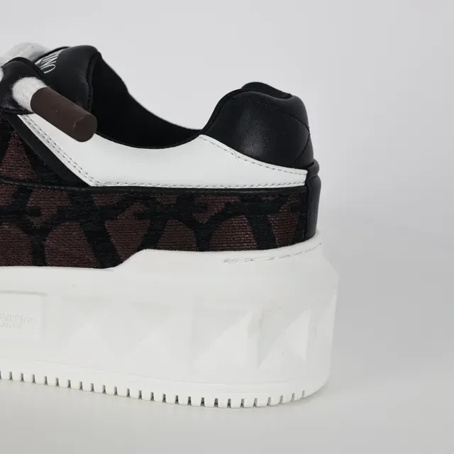 Valentino Rockstud Monogram Marrom Preto Branco sneakers lifestyle 4