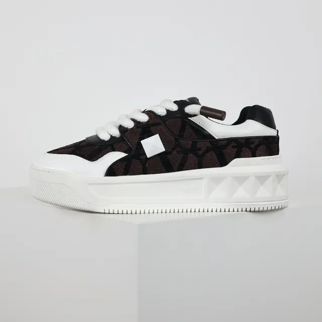 Valentino Rockstud Monogram Marrom Preto Branco sneakers lifestyle 9