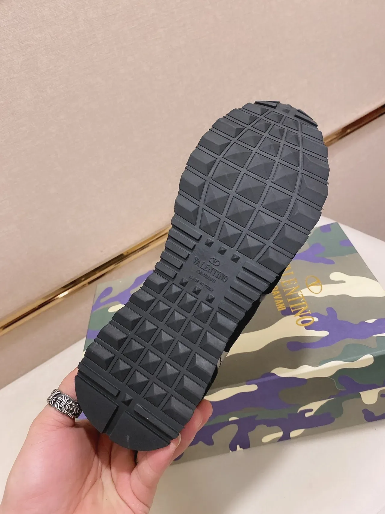 瓦伦蒂诺 Rockstud Runner 迷彩拼色 带钉跟 生活方式运动鞋 2