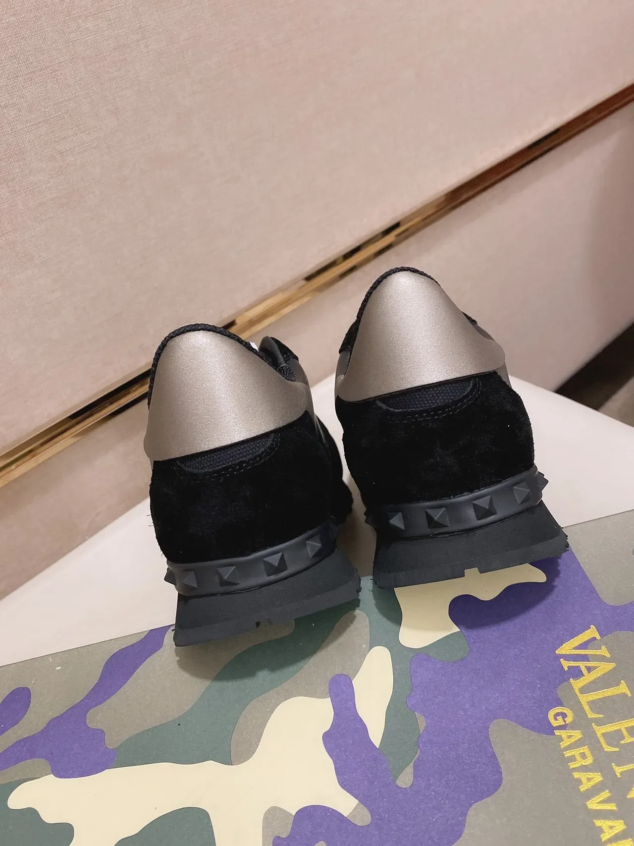 瓦伦蒂诺 Rockstud Runner 迷彩拼色 带钉跟 生活方式运动鞋 3