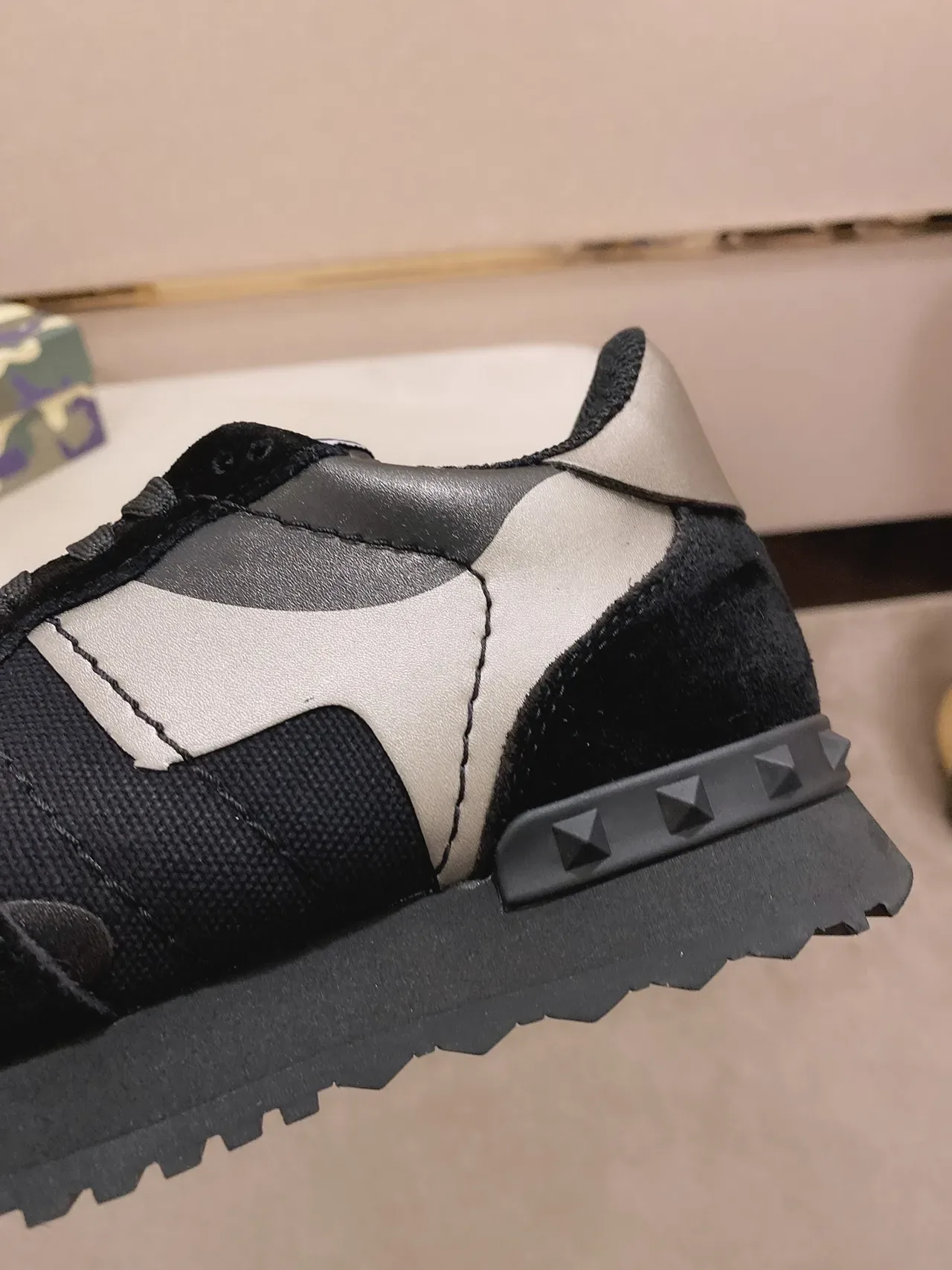 瓦伦蒂诺 Rockstud Runner 迷彩拼色 带钉跟 生活方式运动鞋 4