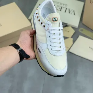 Valentino Rockstud Studded ऑफ-व्हाइट और व्हाइट लाइफस्टाइल स्नीकर