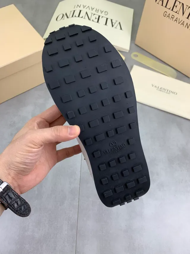 Valentino Rockstud Studded ऑफ-व्हाइट और व्हाइट लाइफस्टाइल स्नीकर 2
