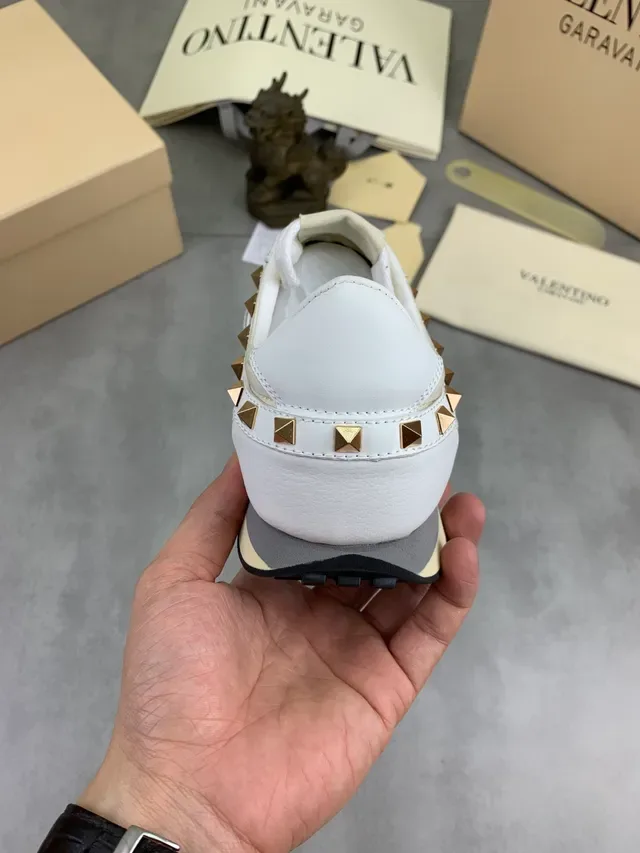 Valentino Rockstud Studded ऑफ-व्हाइट और व्हाइट लाइफस्टाइल स्नीकर 3