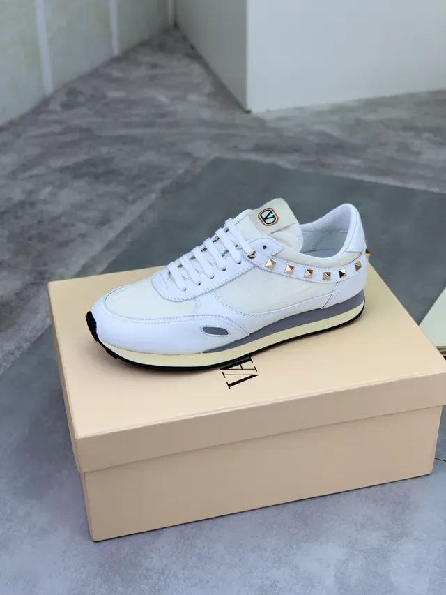 Valentino Rockstud Studded ऑफ-व्हाइट और व्हाइट लाइफस्टाइल स्नीकर 4