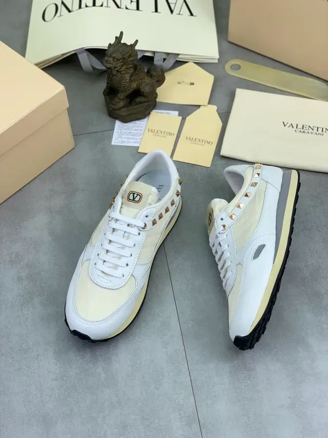 Valentino Rockstud Studded ऑफ-व्हाइट और व्हाइट लाइफस्टाइल स्नीकर 5