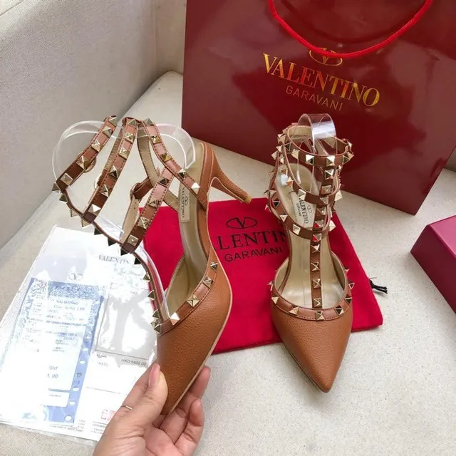 فالنتينو روكستاد بني فاتح مثبت بالمسامير T-Strap حذاء بإصبع بارز كعب عالي 7
