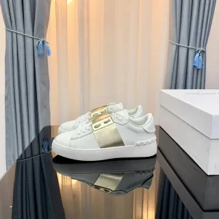 Valentino Rockstud সাদা ও সোনালি মেটালিক স্ট্র্যাপ লাইফস্টাইল স্নিকার