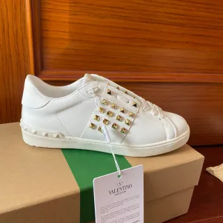 Valentino Rockstud Tênis Lifestyle de Couro Branco com Pirâmide Stud