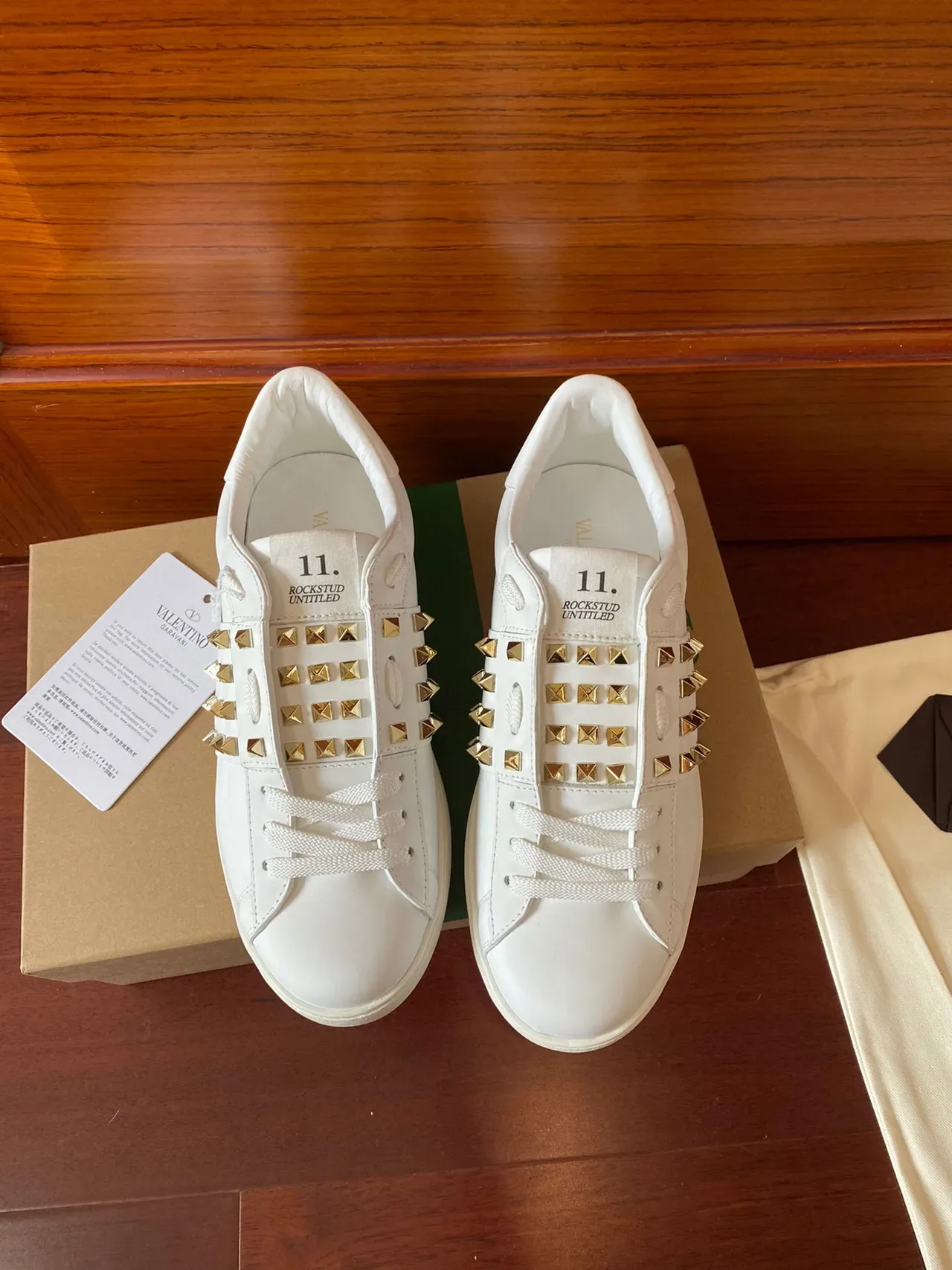 Valentino Rockstud Zapatillas Lifestyle de Cuero Blanco con Tachuelas Pirámide 2