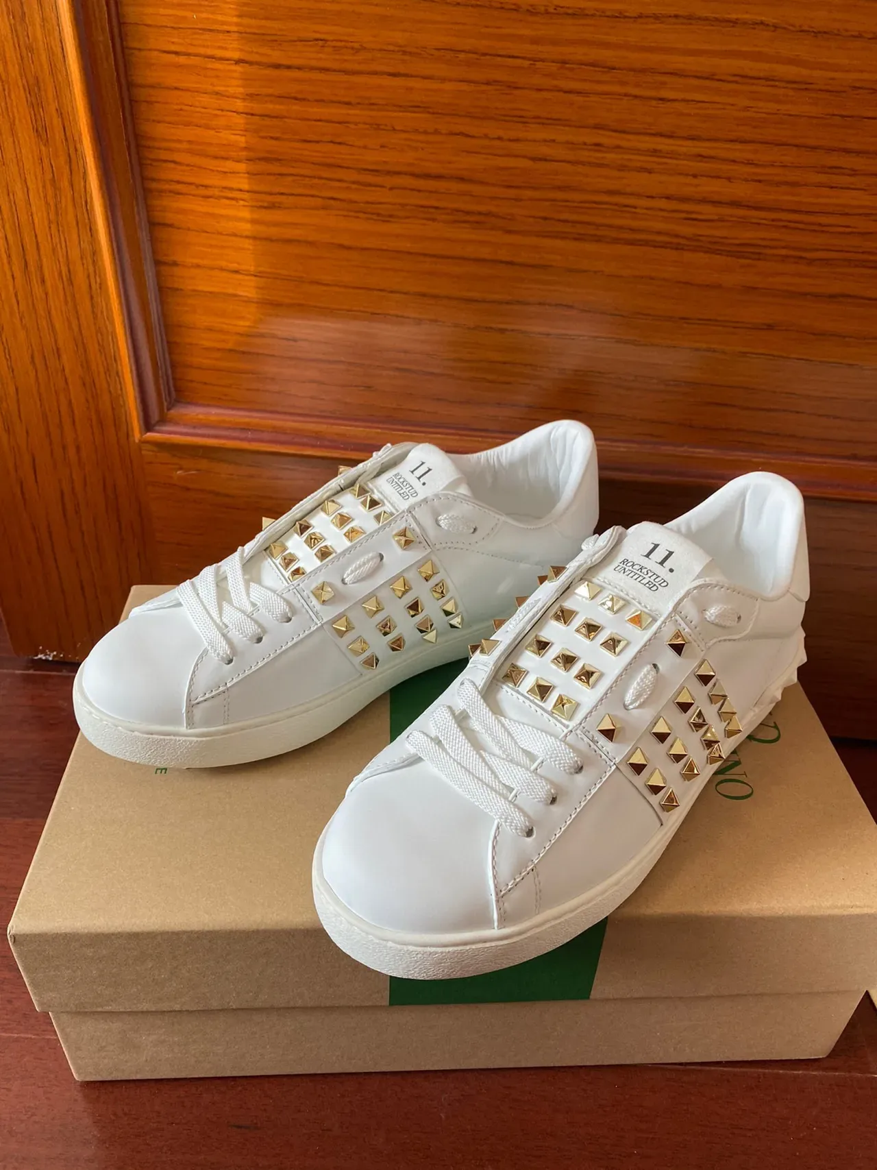 Valentino Rockstud Zapatillas Lifestyle de Cuero Blanco con Tachuelas Pirámide 3