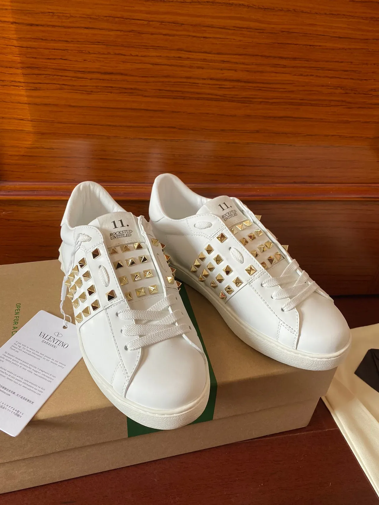 Valentino Rockstud Zapatillas Lifestyle de Cuero Blanco con Tachuelas Pirámide 4
