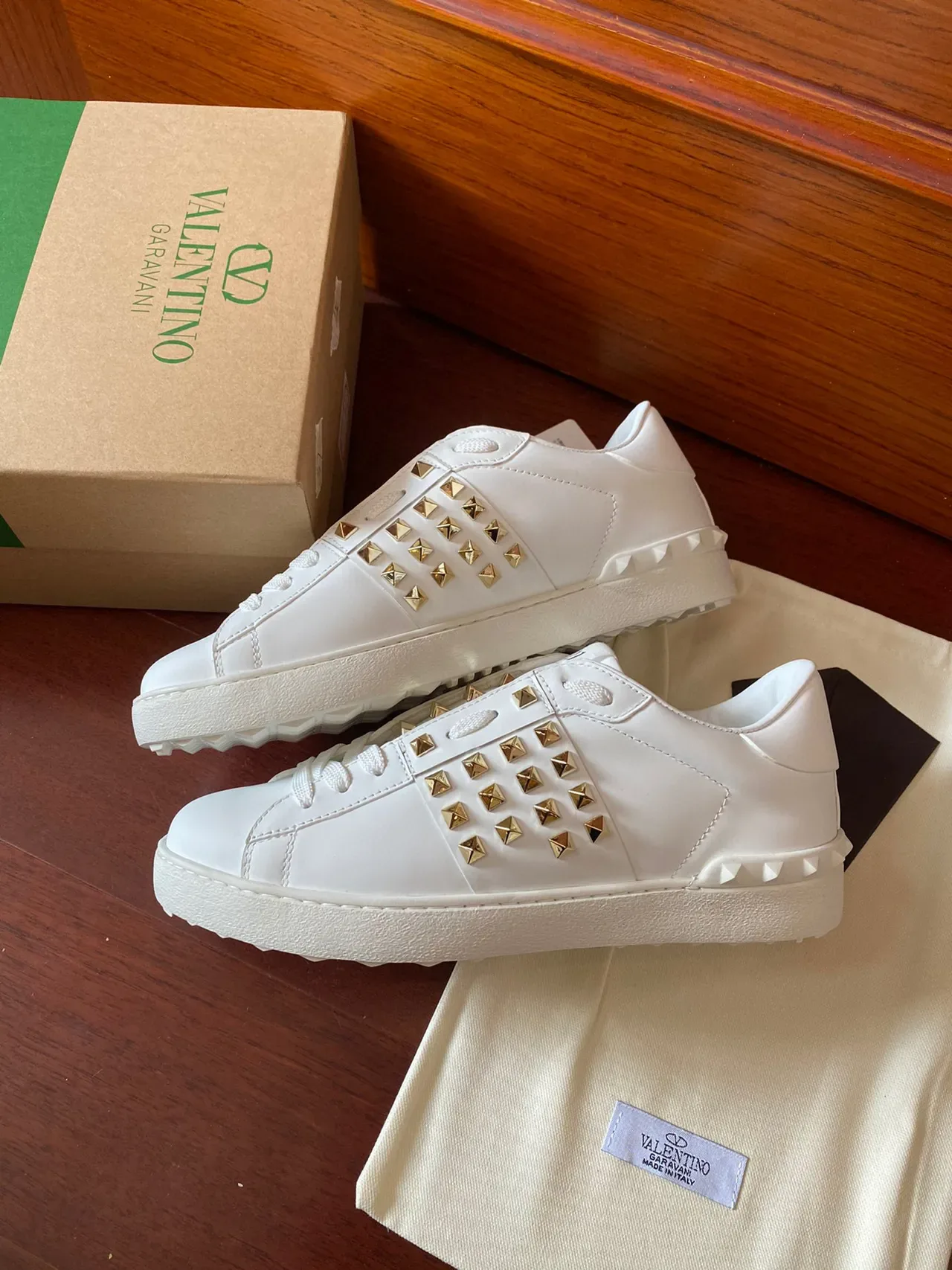 Valentino Rockstud Zapatillas Lifestyle de Cuero Blanco con Tachuelas Pirámide 7