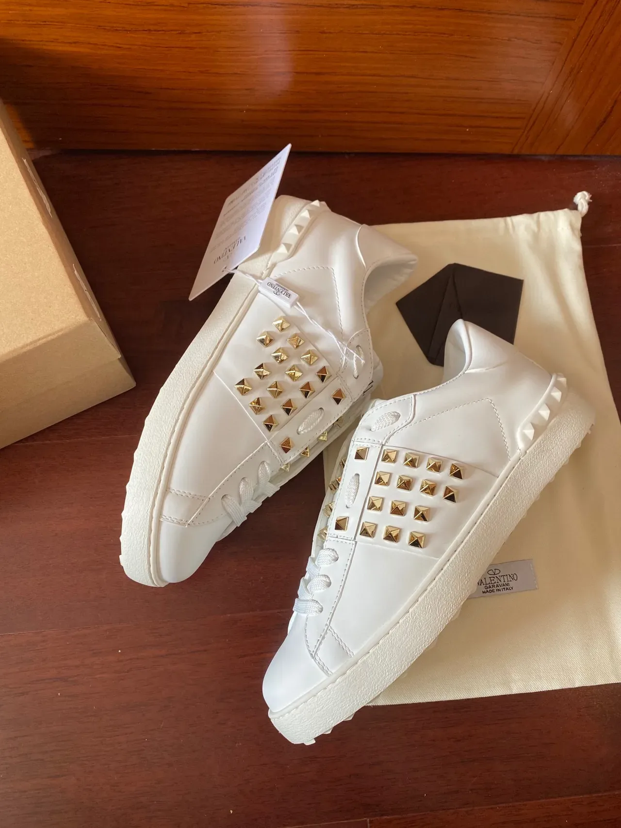 Valentino Rockstud Zapatillas Lifestyle de Cuero Blanco con Tachuelas Pirámide 8