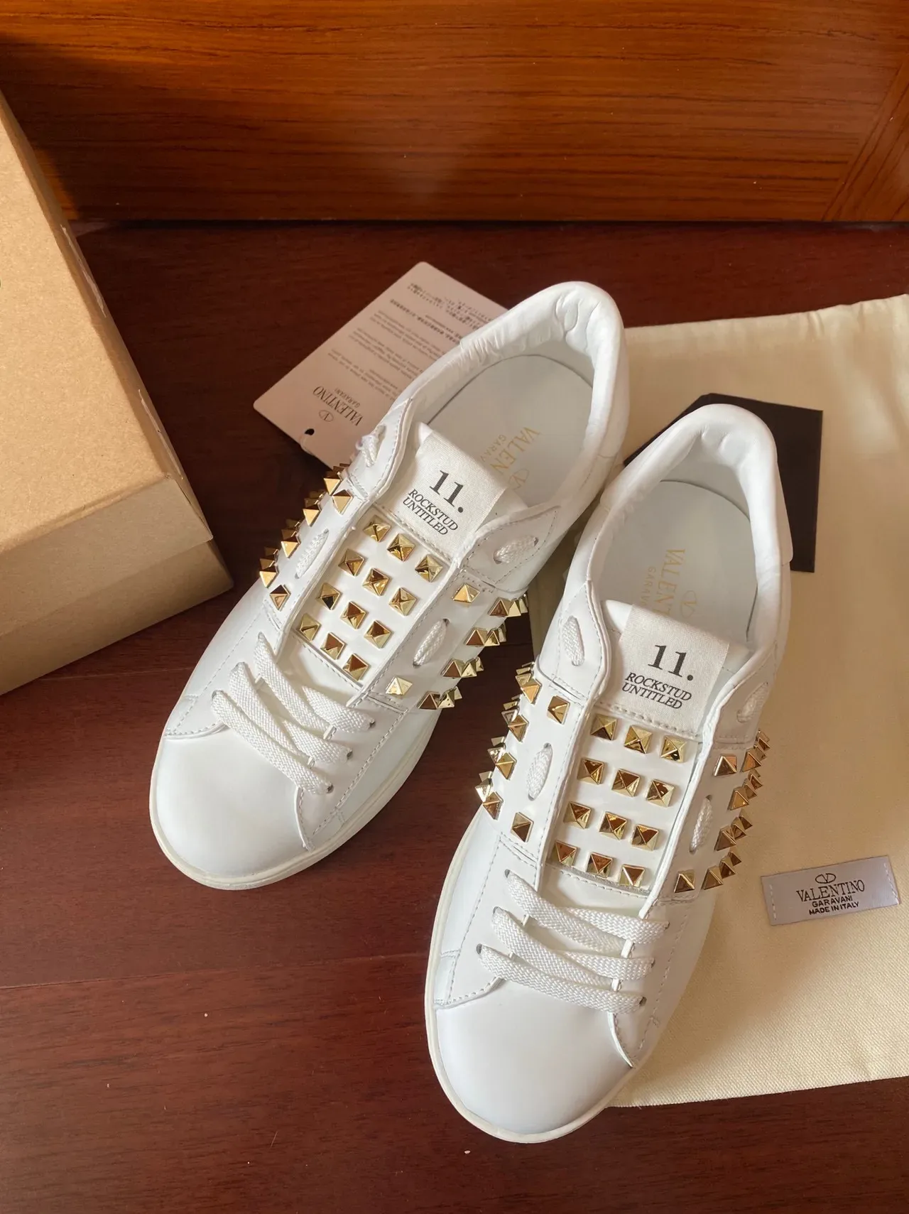 Valentino Rockstud Zapatillas Lifestyle de Cuero Blanco con Tachuelas Pirámide 9