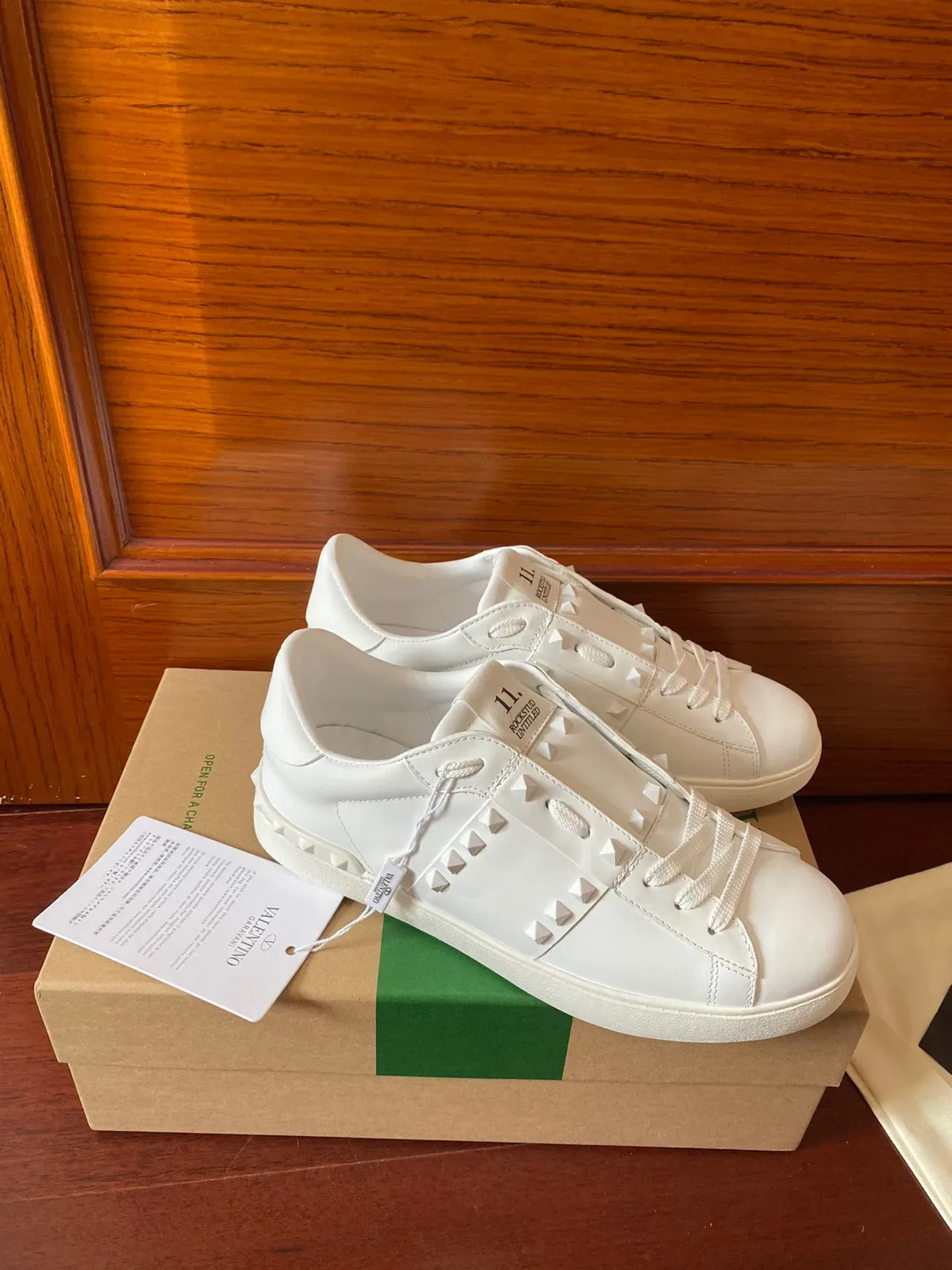 Valentino Rockstud Zapatillas Lifestyle de Cuero Blanco con Tachuelas Pirámide 10