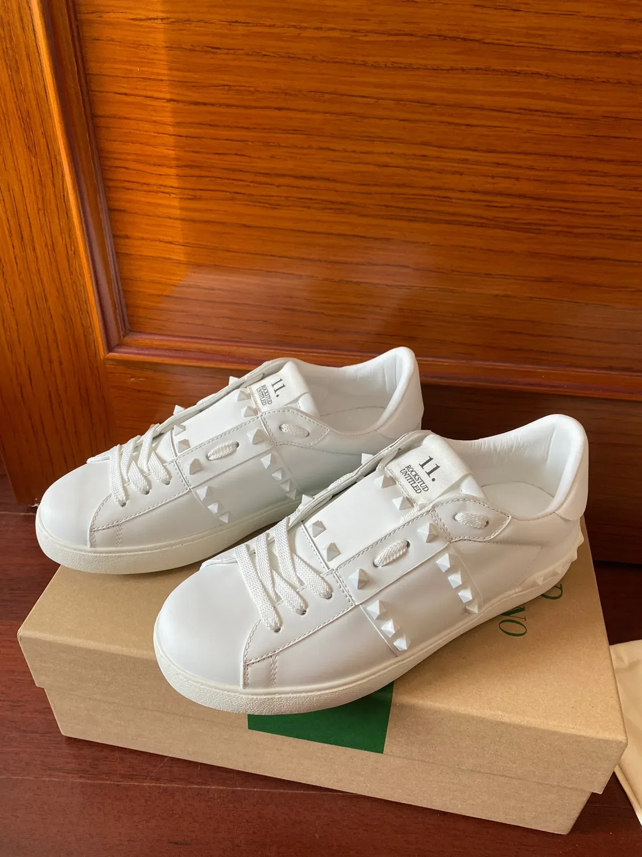 Valentino Rockstud Zapatillas Lifestyle de Cuero Blanco con Tachuelas Pirámide 11