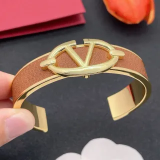Valentino VLOGO তান চামড়া এবং সোনালী টোন কফ ব্রেসলেট