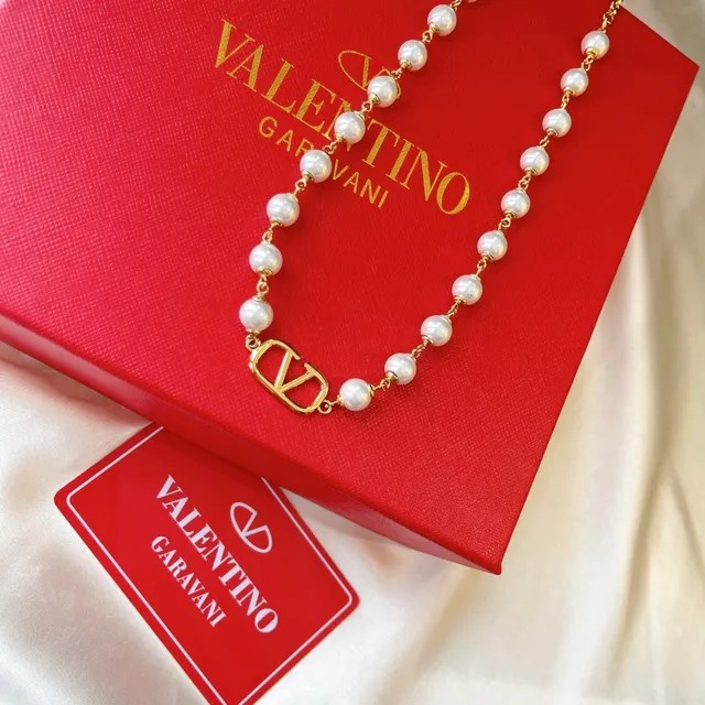 Valentino VLTN मोती की डोर हार 4