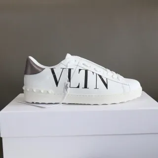Valentino VLTN सादा এবং মেটালিক টাউপ লাইফস্টাইল স্নিকার