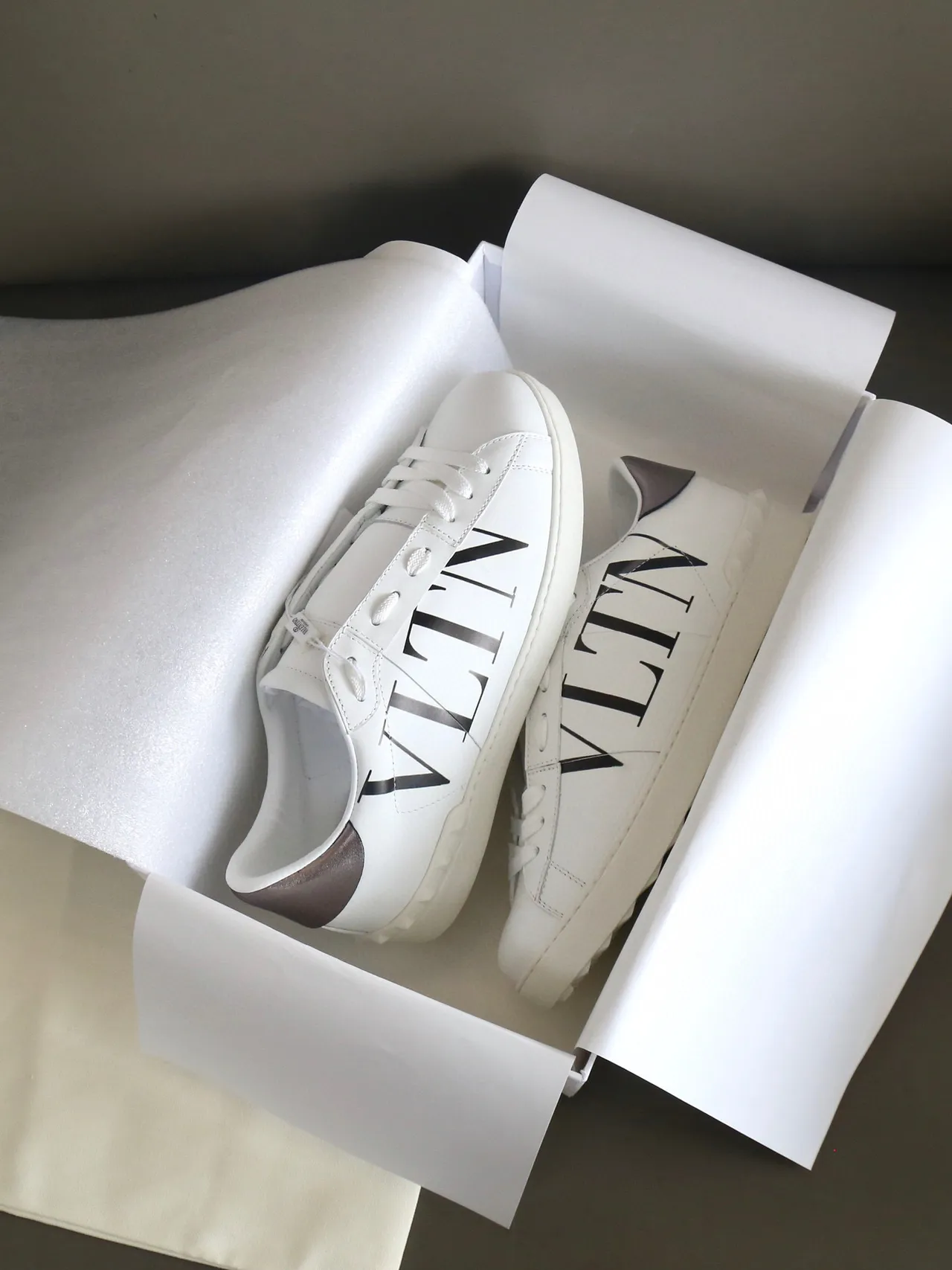 Valentino VLTN Branco e Taupe Metálico Tênis Lifestyle 4