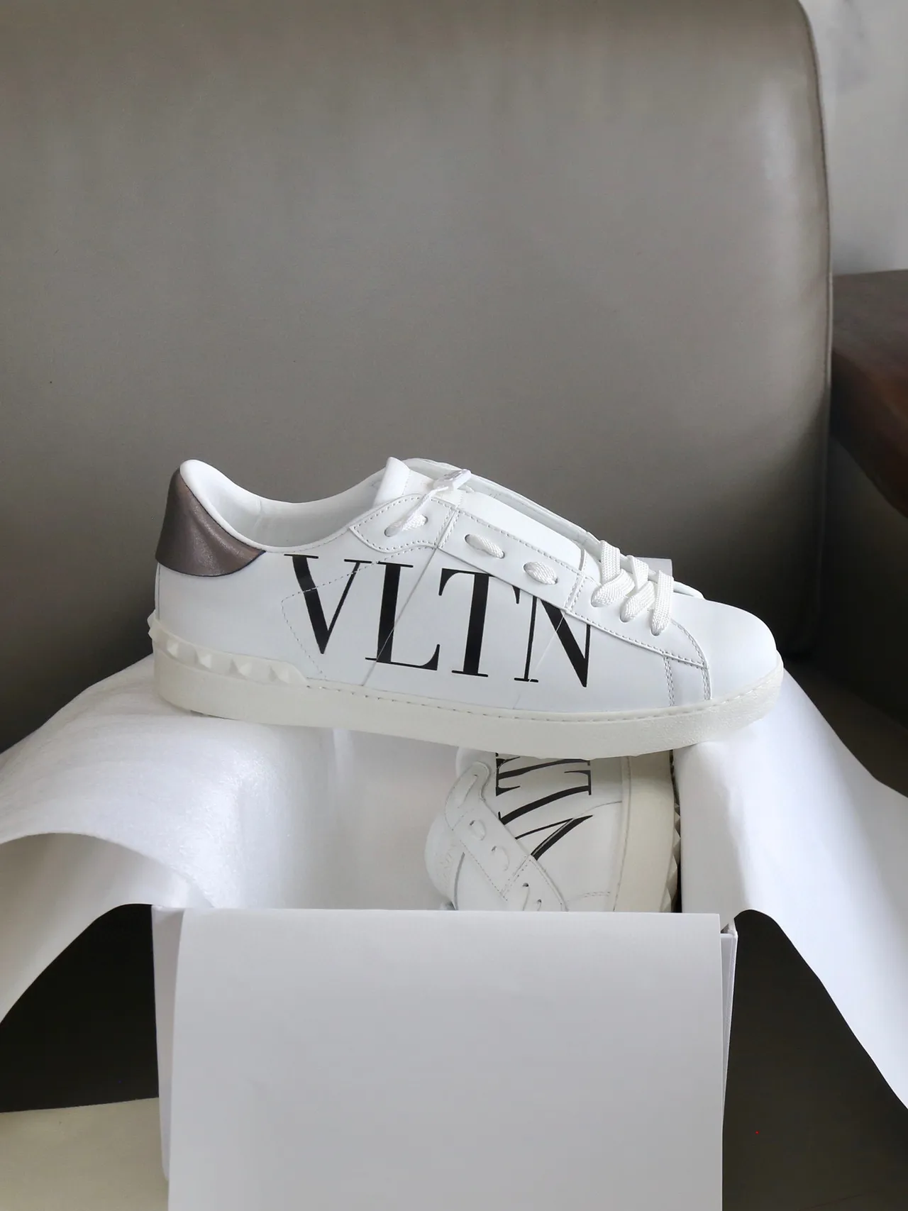 Valentino VLTN Branco e Taupe Metálico Tênis Lifestyle 7