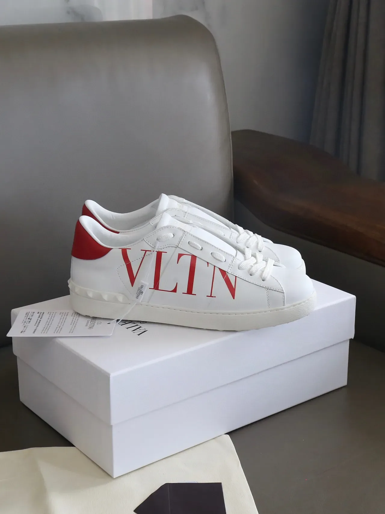 Valentino VLTN Tênis Lifestyle Branco e Vermelho de Couro 3