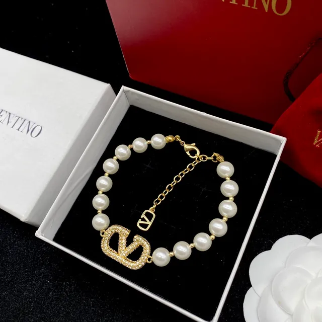 Valentino VLTN ذهب أبيض سلسلة لؤلؤ VLogo قلادة تعليق 5