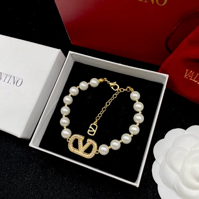 Valentino VLTN ذهب أبيض سلسلة لؤلؤ VLogo قلادة تعليق 6