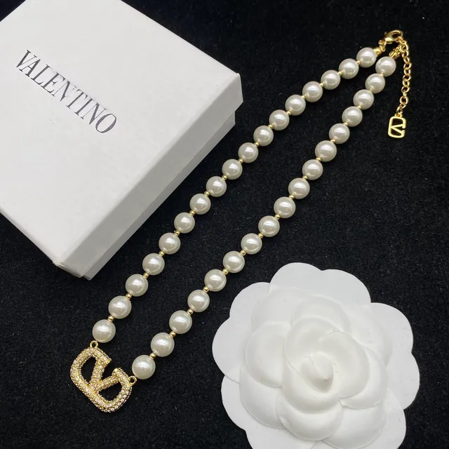 Valentino VLTN ذهب أبيض سلسلة لؤلؤ VLogo قلادة تعليق 8