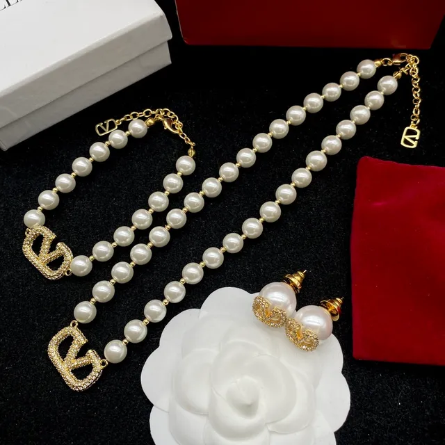 Valentino VLTN ذهب أبيض سلسلة لؤلؤ VLogo قلادة تعليق 9
