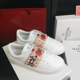 Valentino Tênis Lifestyle de Couro Branco e Rosa Rockstud-Embellished Strap