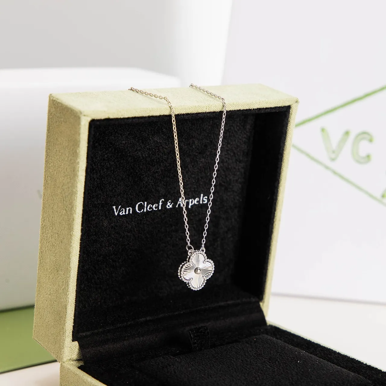 Van Cleef & Arpels अल्हांब्रा चार पत्ती वाला क्लोवर पेंडेंट नेकलेस 7