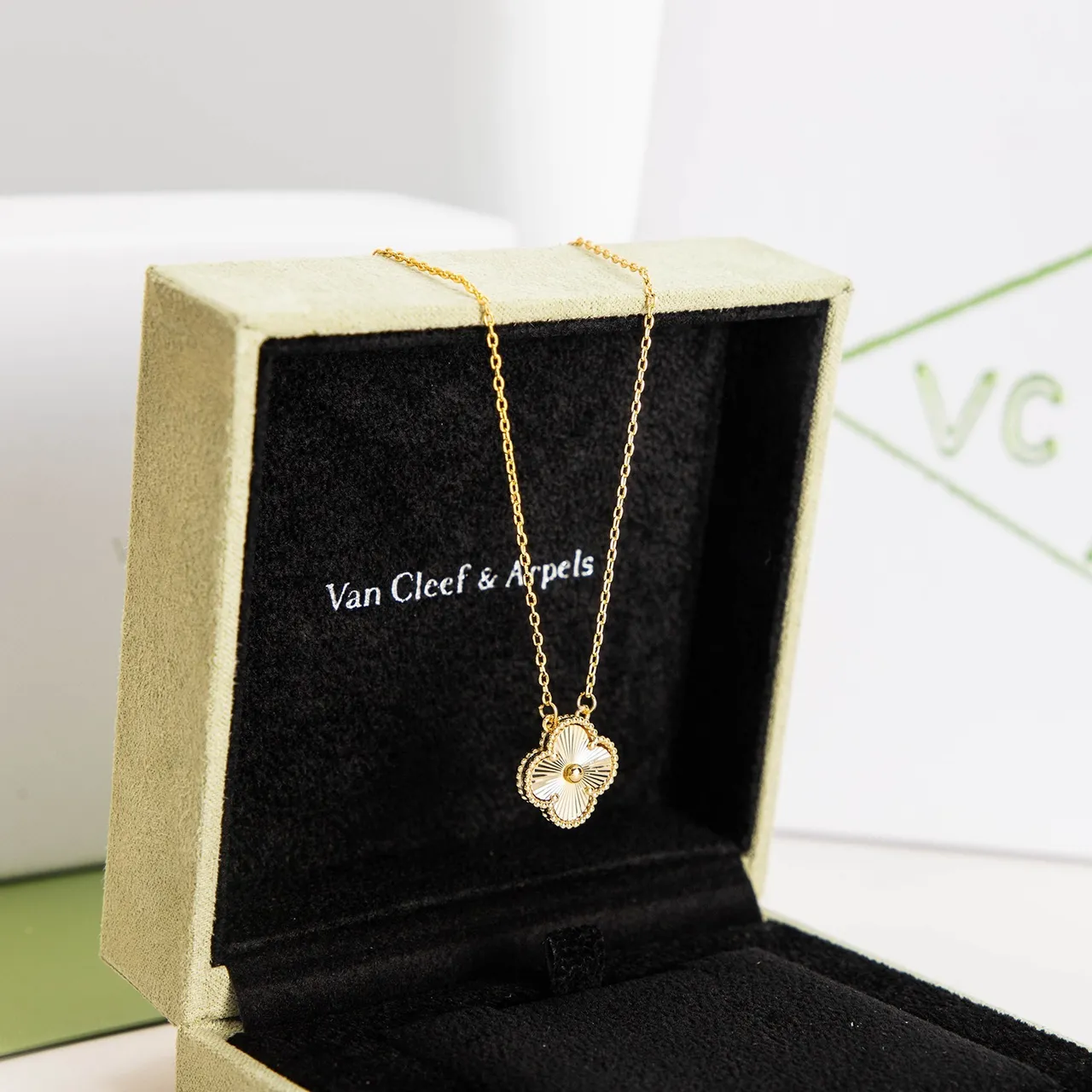 Van Cleef & Arpels अल्हांब्रा चार पत्ती वाला क्लोवर पेंडेंट नेकलेस 8