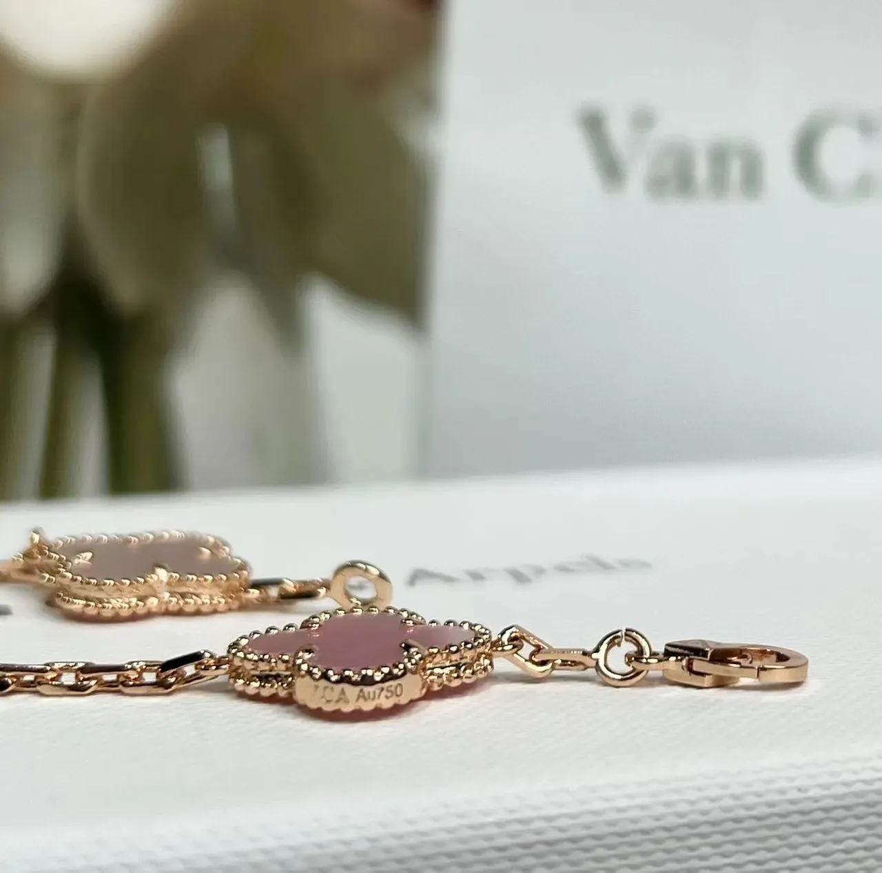 Van Cleef & Arpels Alhambra Bracelet cinq maillons nacre rose et or guilloché 4