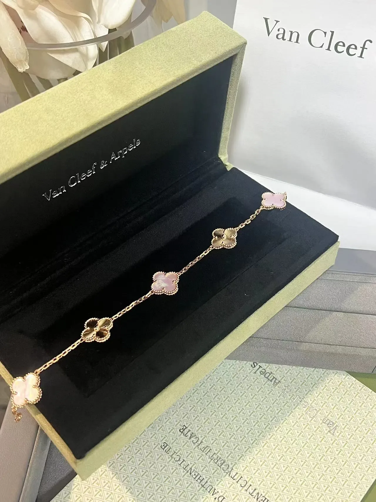 Van Cleef & Arpels Alhambra Bracelet cinq maillons nacre rose et or guilloché 7