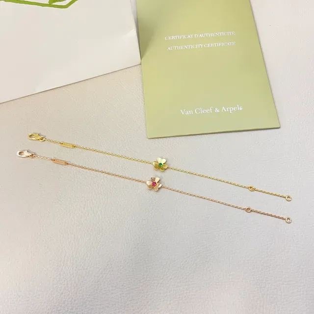 Van Cleef & Arpels Alhambra سوار ذهبي سلسلة خضراء وردة ذات خمس بتلات معلقة 2