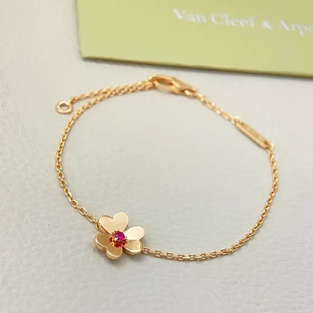 Van Cleef & Arpels Alhambra سوار ذهبي سلسلة خضراء وردة ذات خمس بتلات معلقة 3