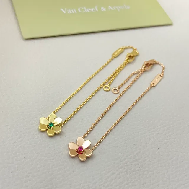 Van Cleef & Arpels Alhambra سوار ذهبي سلسلة خضراء وردة ذات خمس بتلات معلقة 4