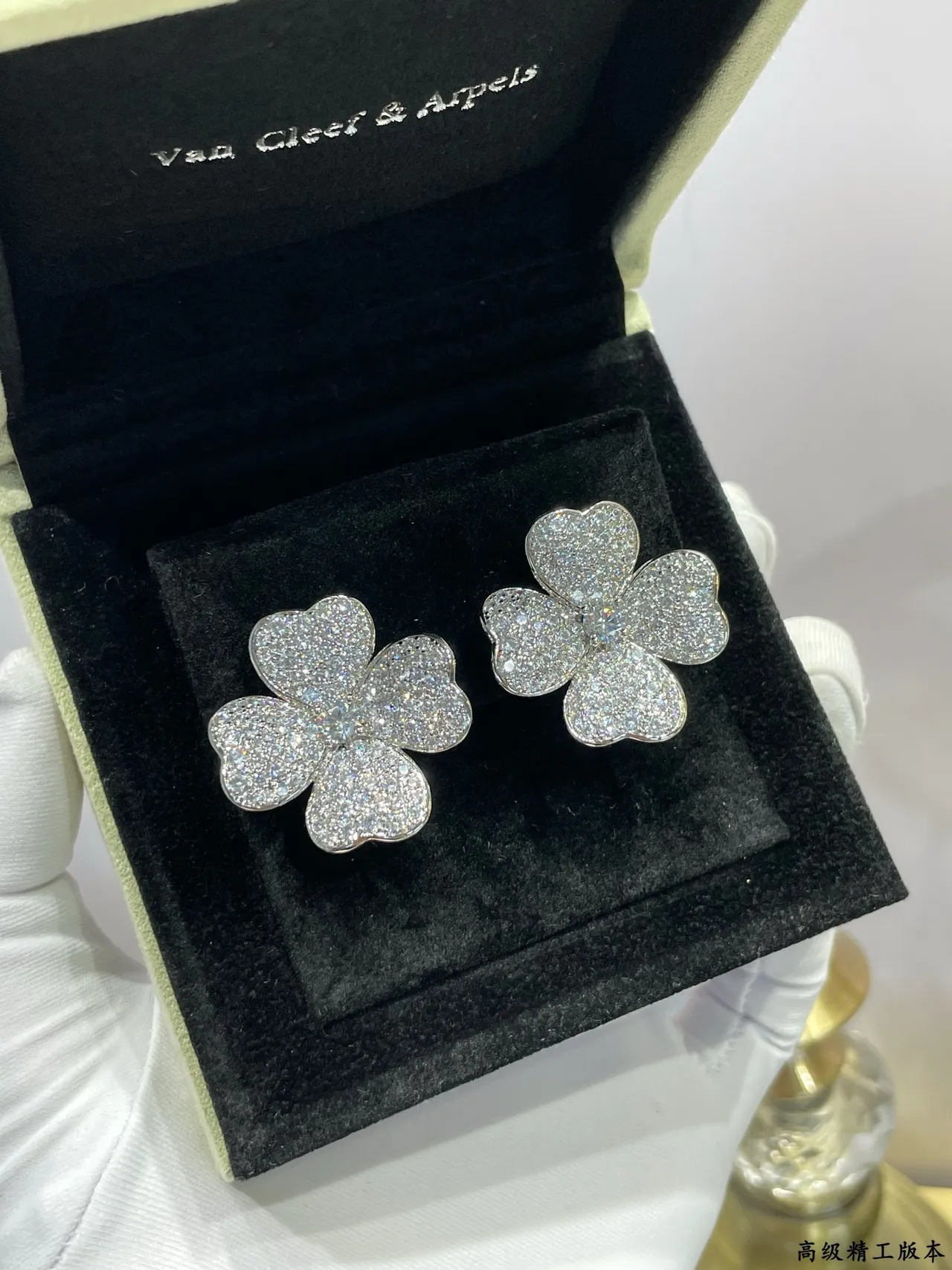 Van Cleef & Arpels Alhambra Pavé Diamond Trèfle à quatre feuilles boucles d'oreilles studs 3