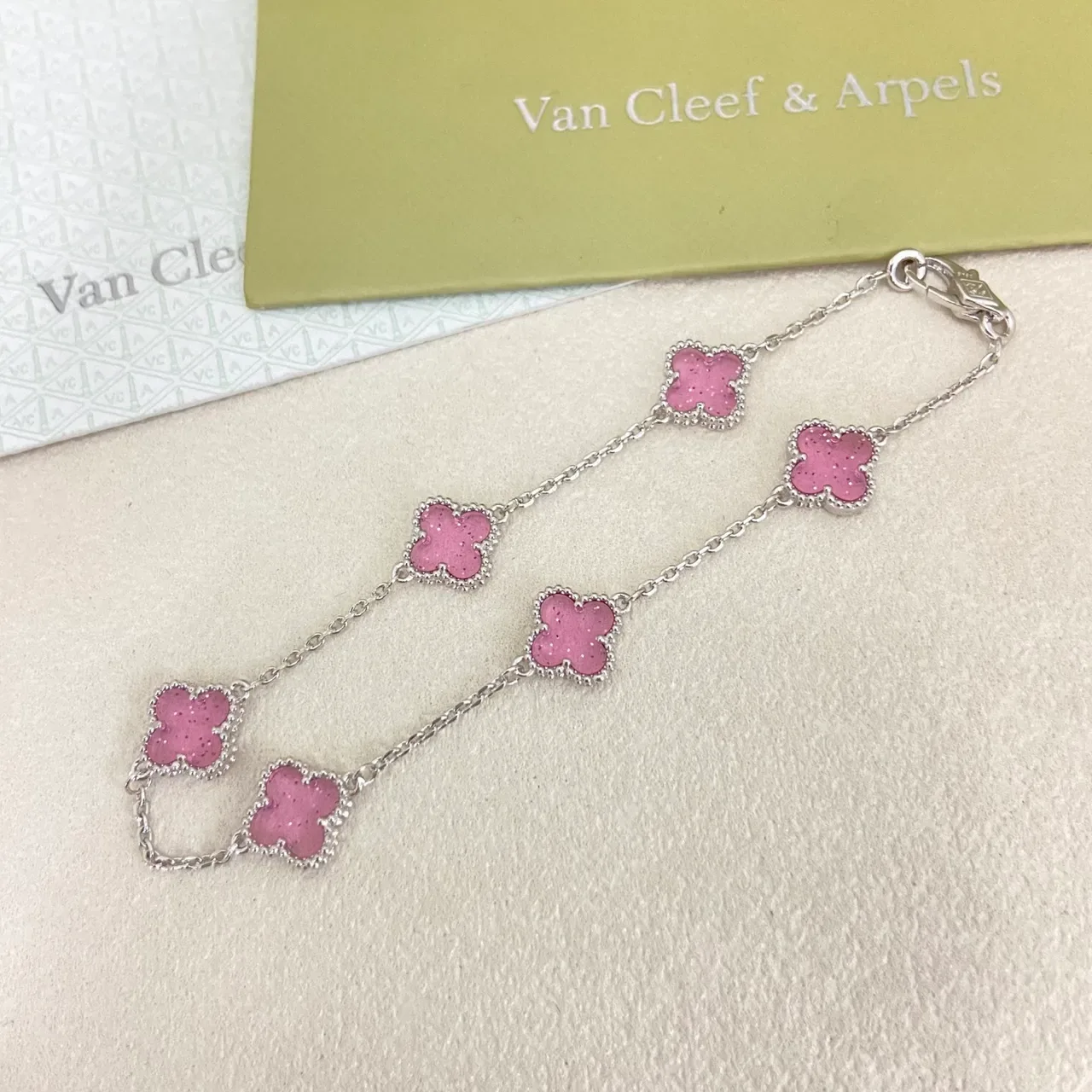 Van Cleef & Arpels अल्हांब्रा गुलाबी क्लोवर चार्म ब्रेसलेट 3