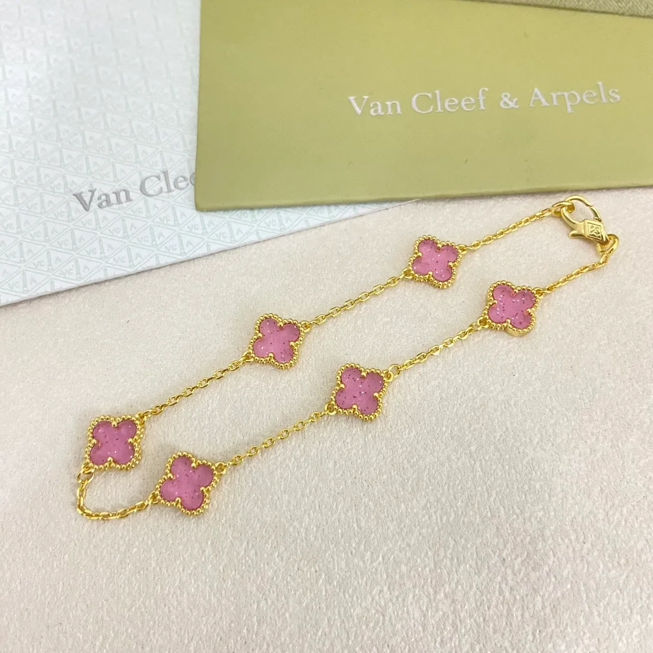 Van Cleef & Arpels अल्हांब्रा गुलाबी क्लोवर चार्म ब्रेसलेट 4