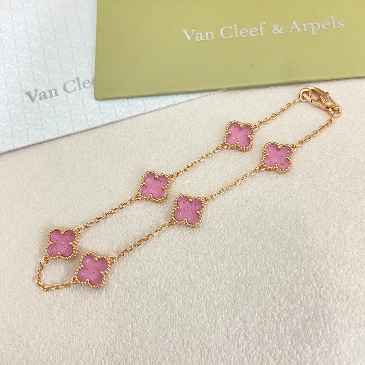 Van Cleef & Arpels अल्हांब्रा गुलाबी क्लोवर चार्म ब्रेसलेट 5