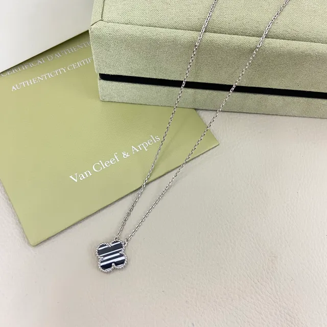 Van Cleef & Arpels Alhambra 条纹珐琅三叶草坠饰项链 3