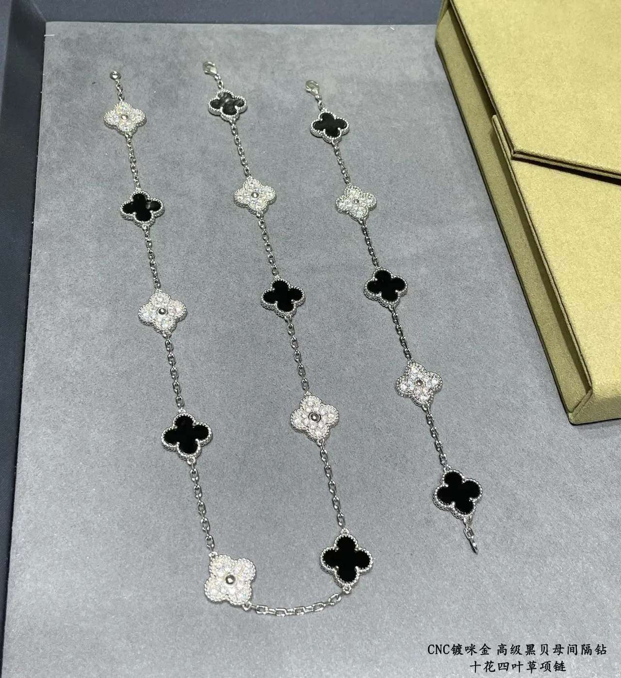Van Cleef & Arpels Alhambra Ten Motif Colar Preto e Pedras Brancas Pavé 3